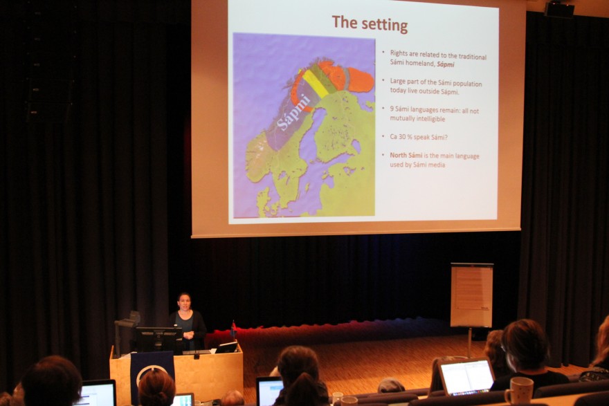 Lia Markelin viser kart over Sápmi.