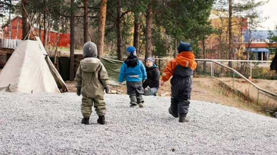 Golbma mánáidgárddemánát ja -bargi olgun.