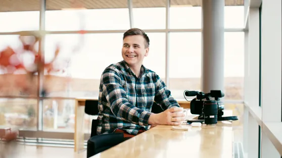 Movttegis bárdni mii čohkká beavdeguoras. Sus lea kamera beavdde nalde.