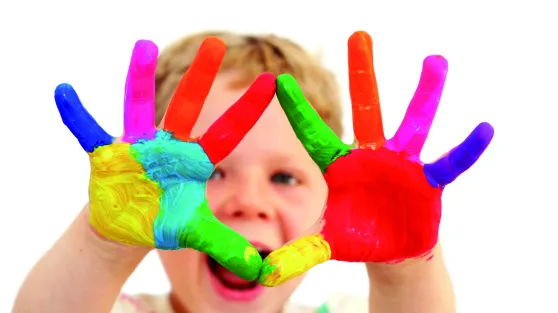 Bilde av barn med fargede hender