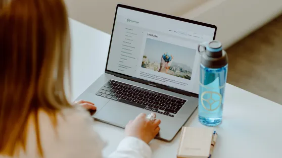 Nieida čállá Pc:in, čáhcebohtal, mobiltelefuvdna beavddi nalde.