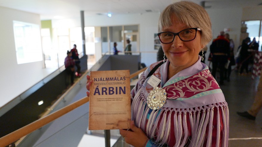 Professor emerita Vuokko Hirvonen med ny bok.