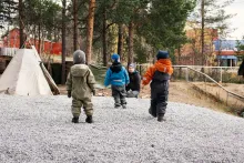 Golbma mánáidgárddemánát ja -bargi olgun.