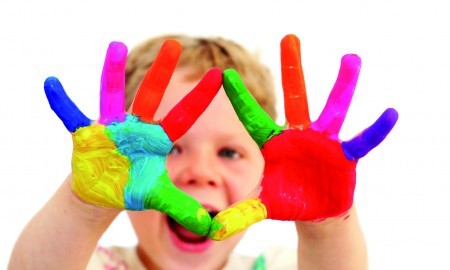 Bilde av barn med fargede hender