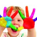 Bilde av barn med fargede hender