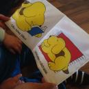 Barn leser barnebok på samisk